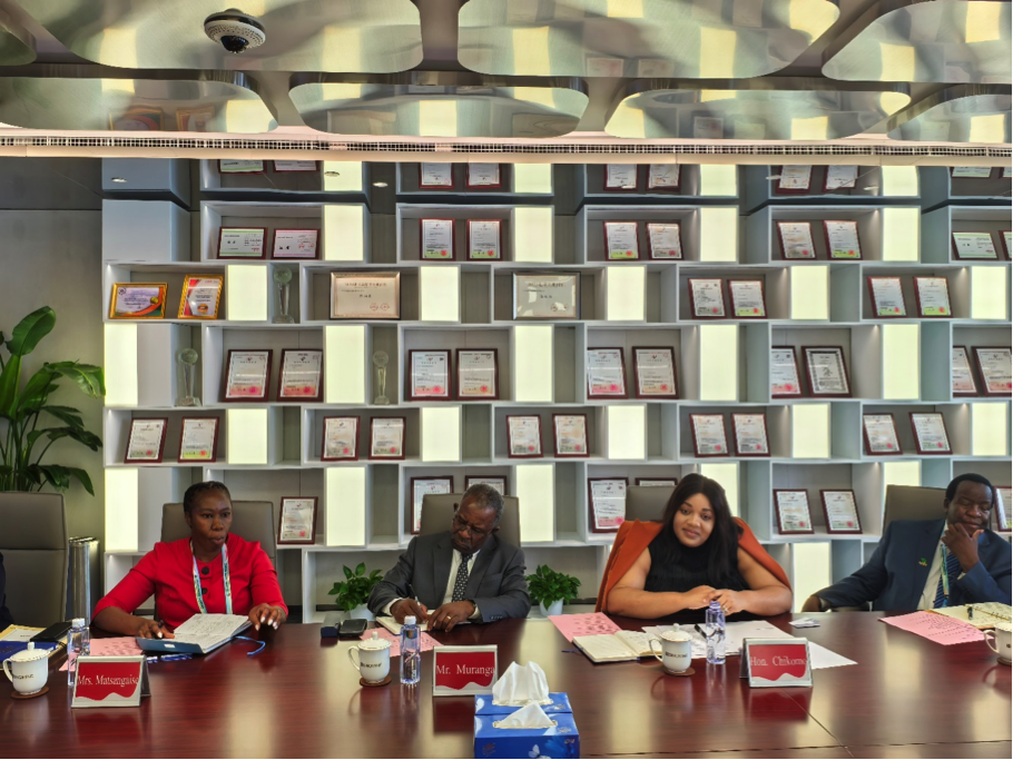 津巴布韦副外长到访赛事333资源集团总部