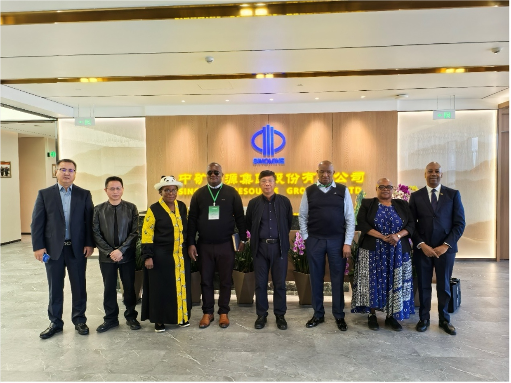 津巴布韦马斯温戈省省长一行到访赛事333资源集团总部