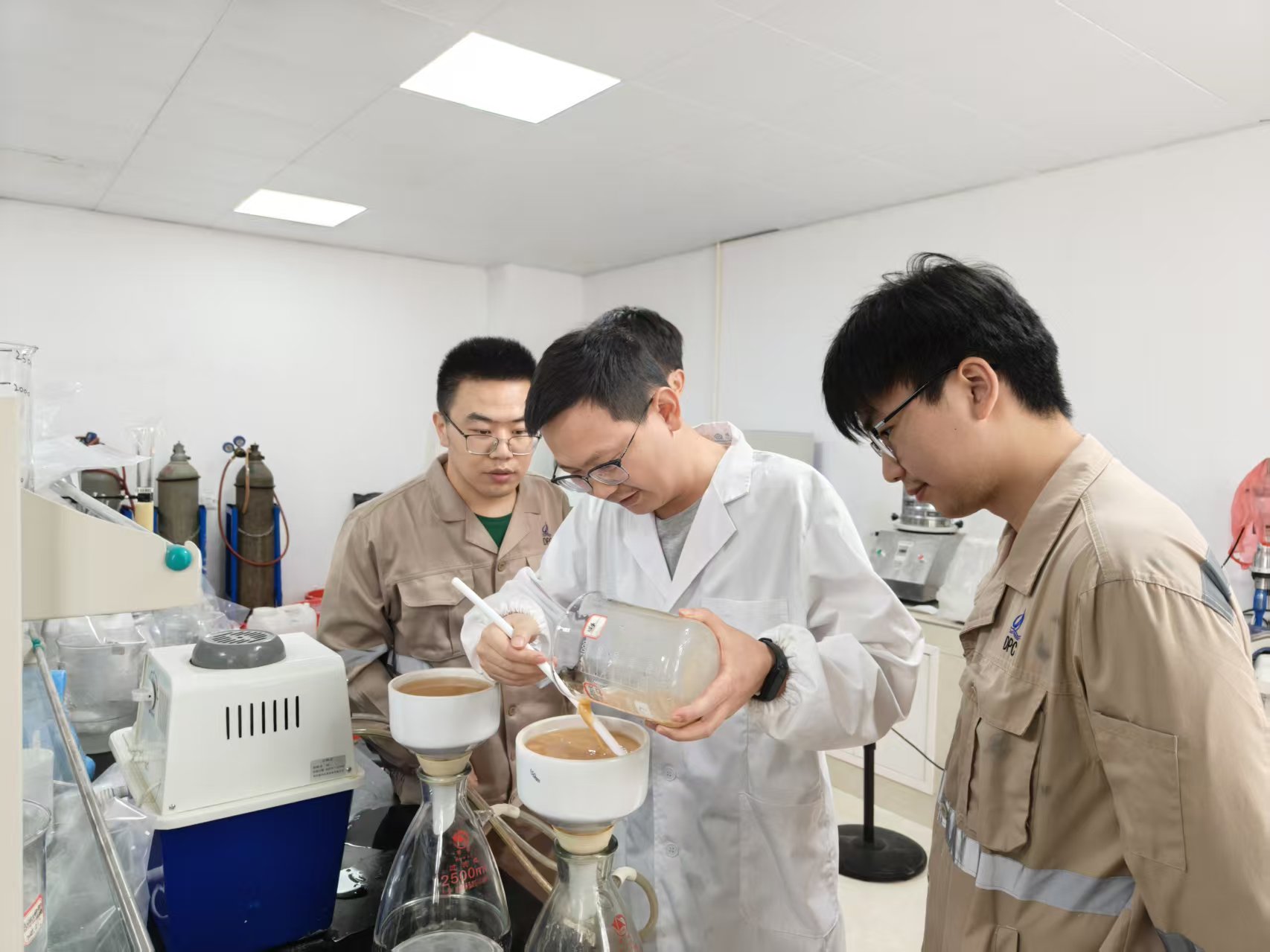 扎根锂业，攻坚路上让“锂”想花开｜赛事333锂业研发部90后工程师徐苗